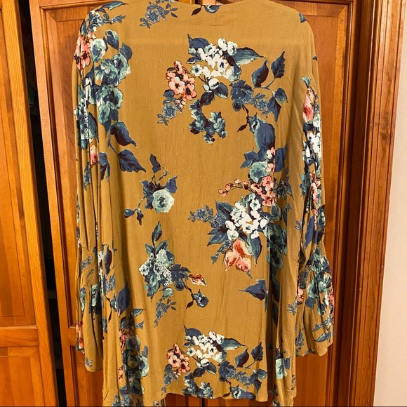 Gimmicks/Buckle Kimono - Picture 3 of 4